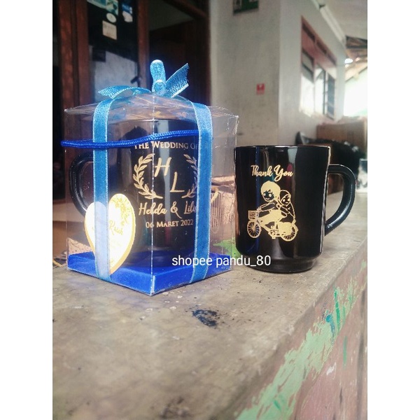 souvenir pernikahan gelas hitam plus cetak nama gelas gagang hitam sablon plus kemasan box mika