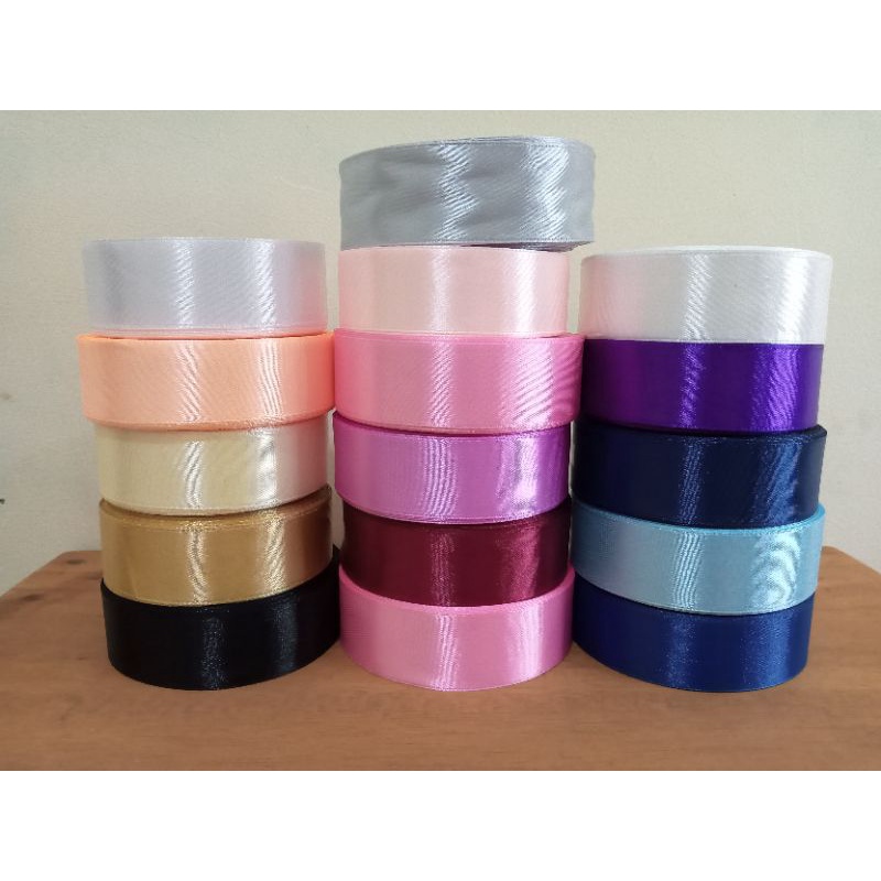 

pita satin 1 ROLL lebar 1" (2,5 cm)