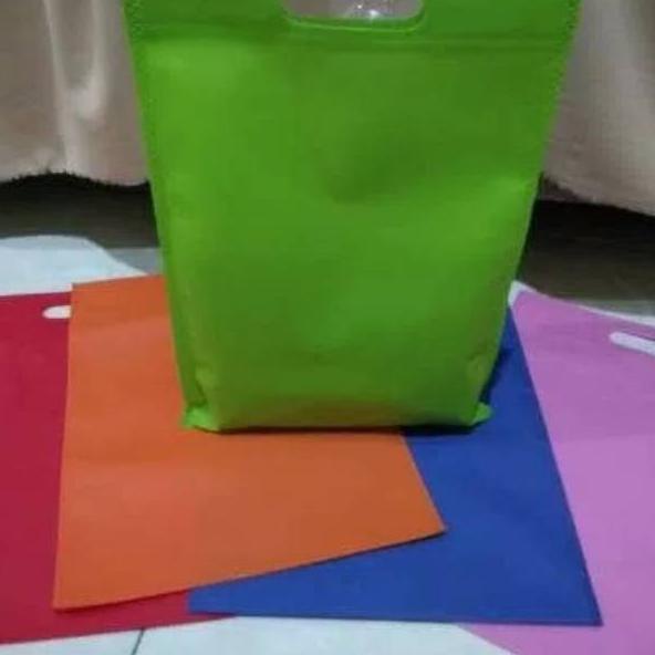 

♢ Goodie Bag Oval 30x40 harga per KODI - tas kain - Spunbond ✦