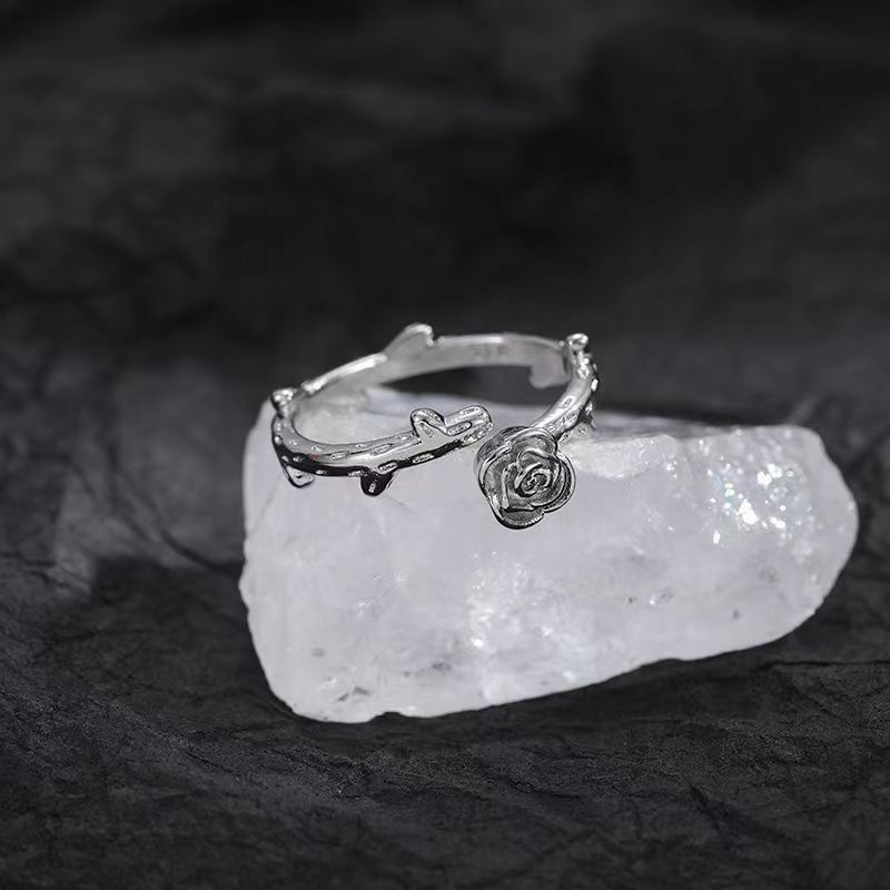 Perhiasan Cincin Alloy Lapis Silver Desain Bunga Mawar Berduri Untuk Wanita