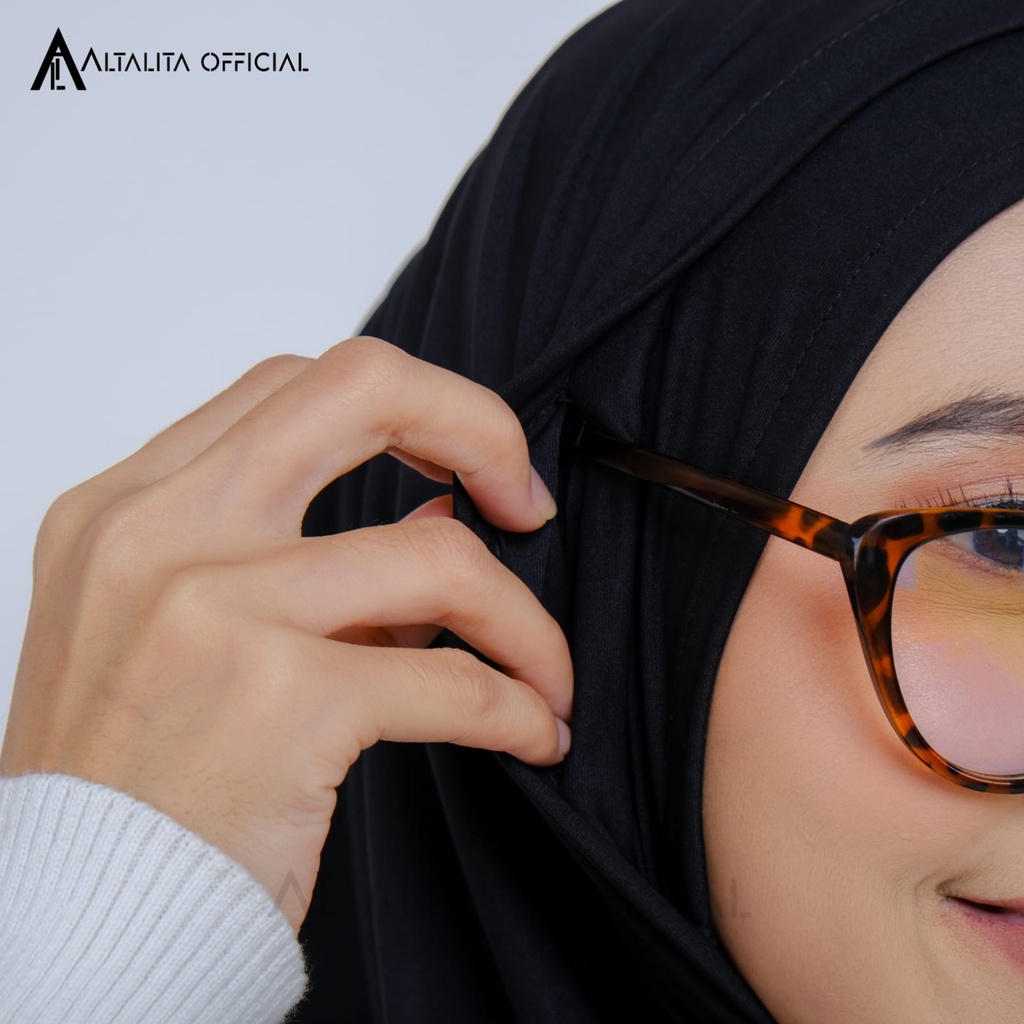 Altalita - Hijab Bergo Helma Sport Instan Akses Lubang Masker Headset Earphone Kacamata Bahan Jersey Premium Cocok untuk Olahraga Volly Futsal Senam dan Sehari-hari