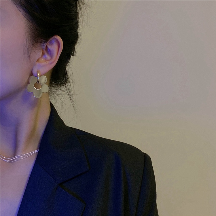 Anting Tusuk Motif Bunga Warna Kontras Simple Untuk Wanita