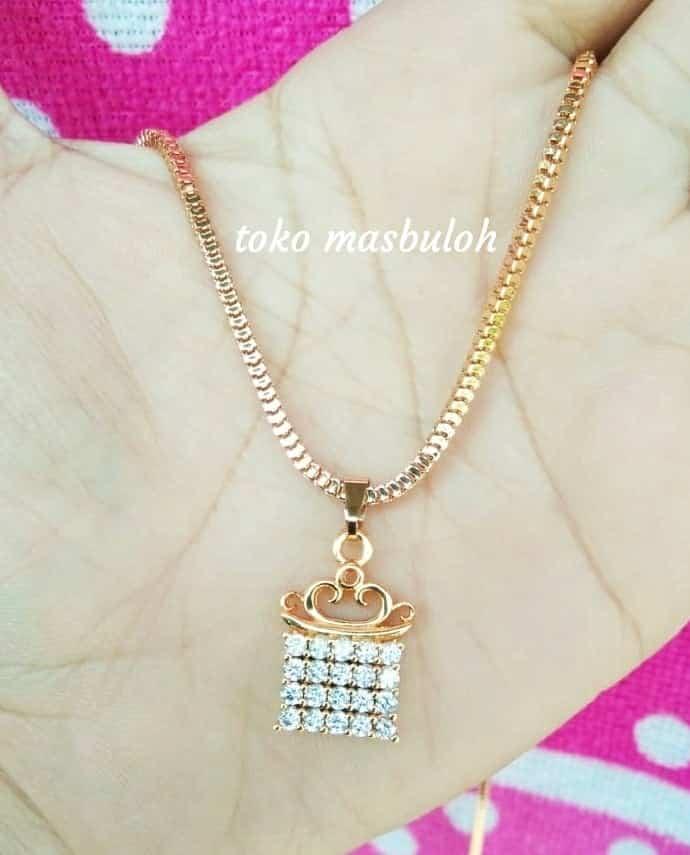 Kalung Milano Kaca Dan Liontin Motif mahkota Perhiasan Wanita