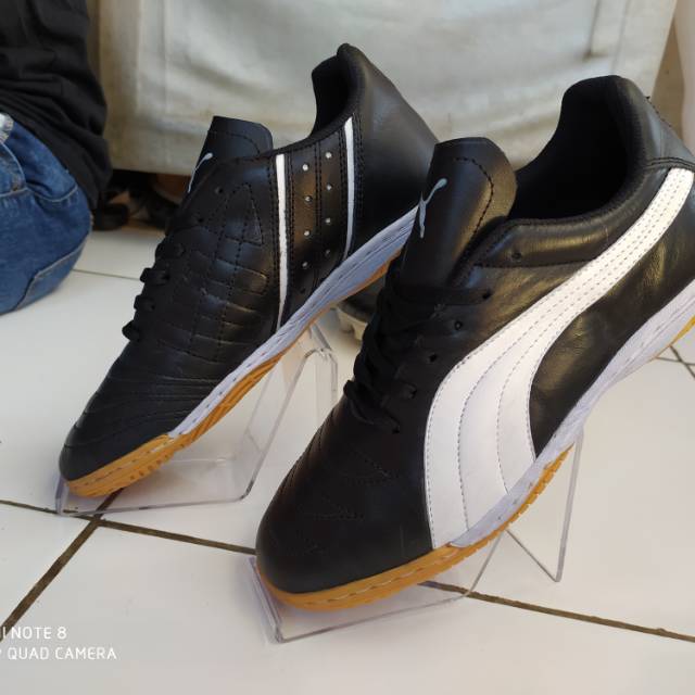 Sepatu putsal