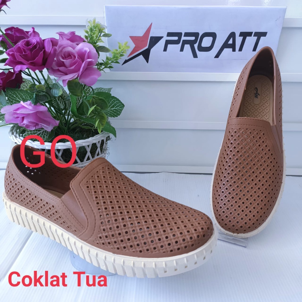 gof ATT LIW Sepatu Karet Wanita Berlubang Anti Slip Anti Gerah Empuk Dan Awet Original