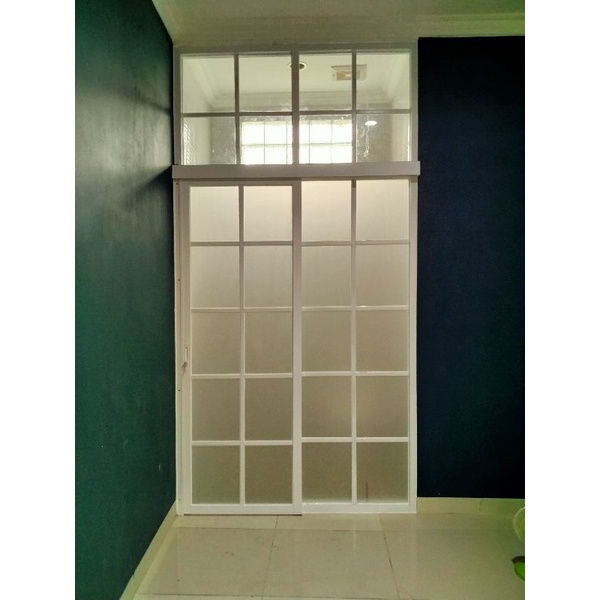 Partisi pintu sliding dan kaca motif ornamen