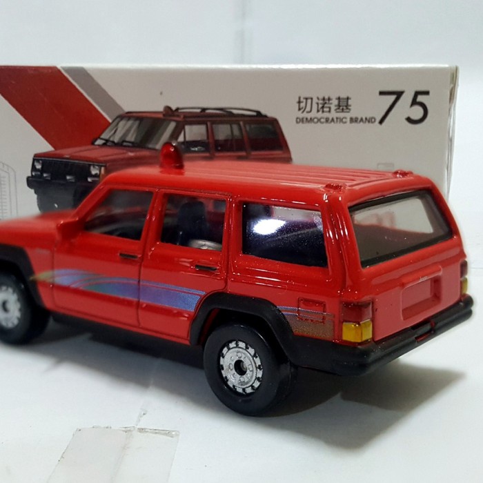 Diecast XCARTOYS Democratic Brand - Jeep Cherokee Merah Skala 1:64