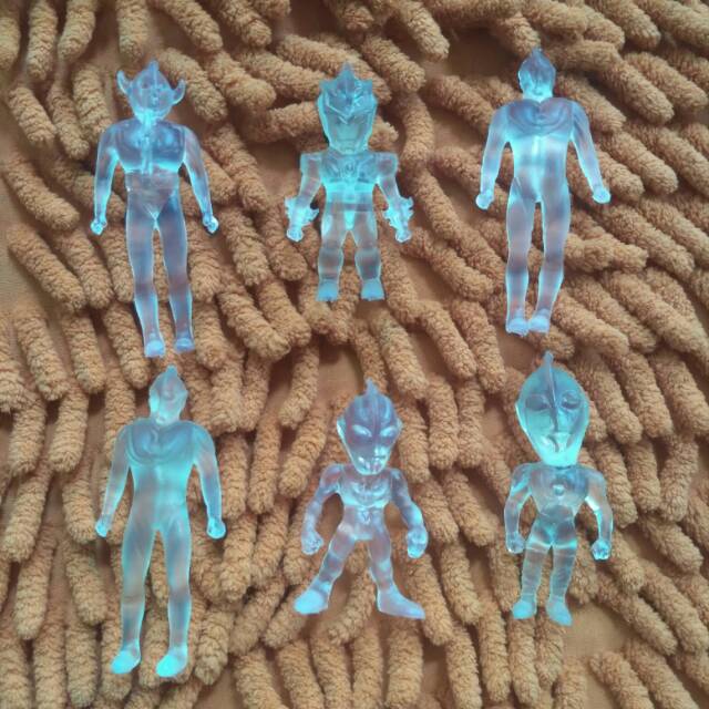 Mainan Ultraman karet bisa berubah warna saat kena sinar matahari / Ultraman change colour lucu