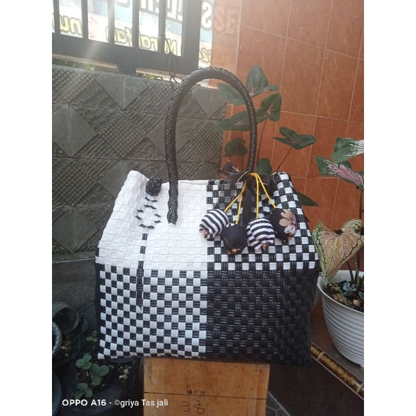 Tas Anyaman jalli + ACC pom pom 2 Kunci