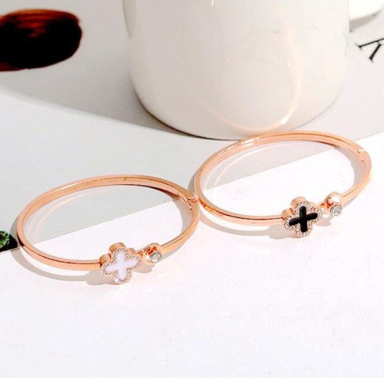 Gelang Titanium Wanita Liontin Clover Titanium Fashion Korea-7