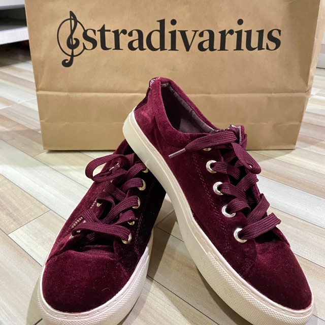 Sepatu Stradivarius