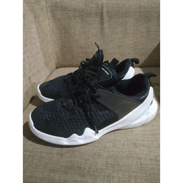 sepatu merk skechers dlt a