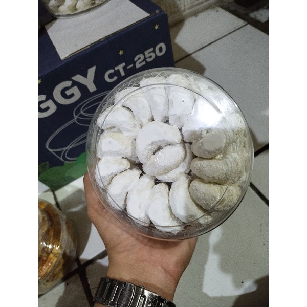 

Kue putri salju