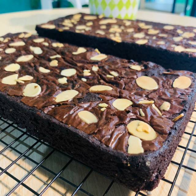 

FUDGE BLACKOUT BROWNIES ALMOND 10X20CM