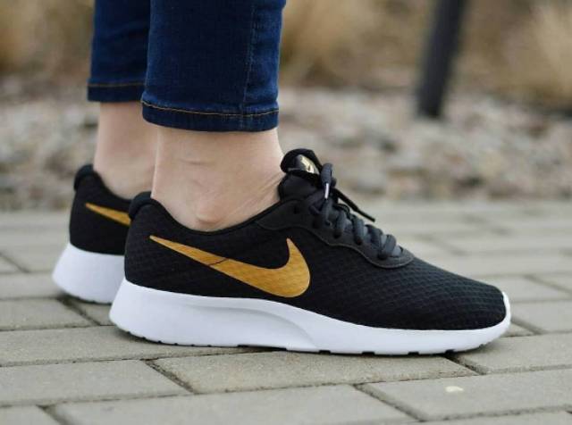 nike tanjun black gold original