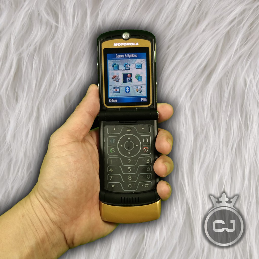 HP Motorola V3 GOLD edition - HP Langka - HP lipat legendaris Motorola-3