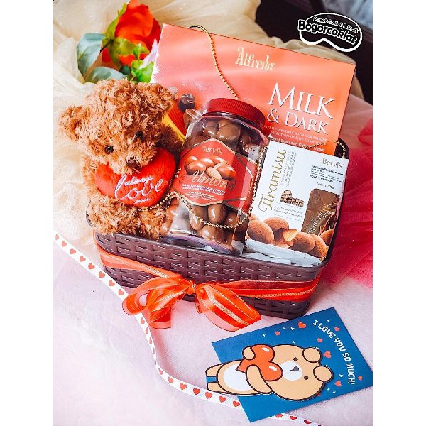 

Parsel Keranjang Valentine Coklat Teddy
