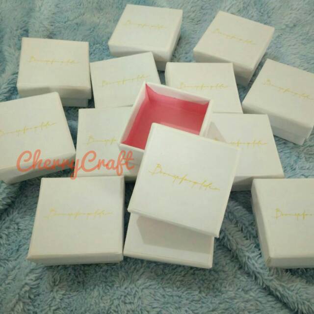 

Kotak Untuk Packing jualan kamu (5x5x3 cm) cover dalam dan cetak logo