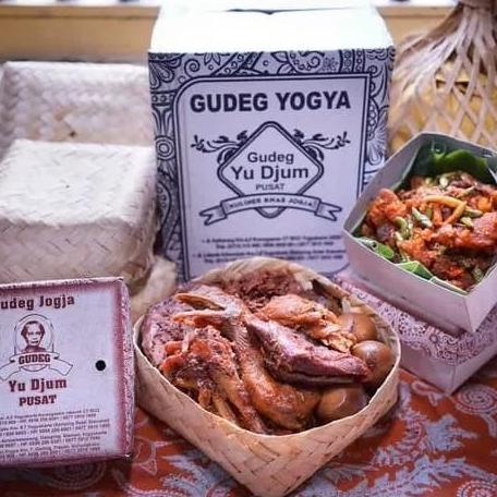 

gudeg yu djum. paket paha atas 1, telor 3, sambal krecek