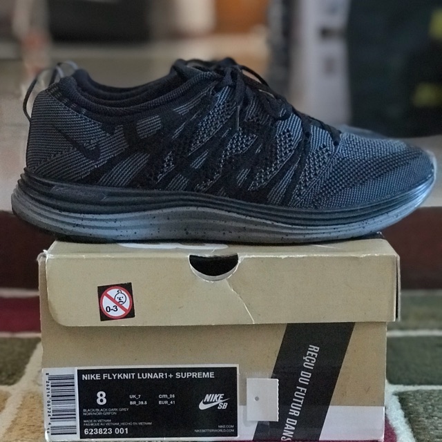 supreme nike flyknit lunar 1