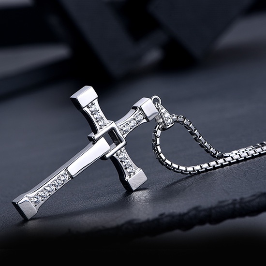 Kalung Rantai Liontin Salib Yesus Bahan Titanium Steel Hias Berlian Imitasi Untuk Wanita