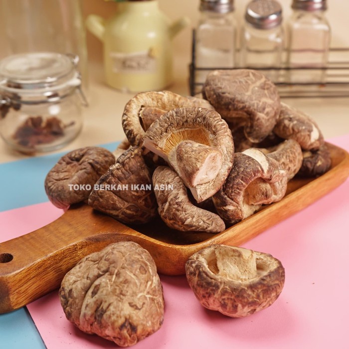 

Jamur Shitake 500gram / Shintake / Shiitake Mushroom / Hioko Hioco