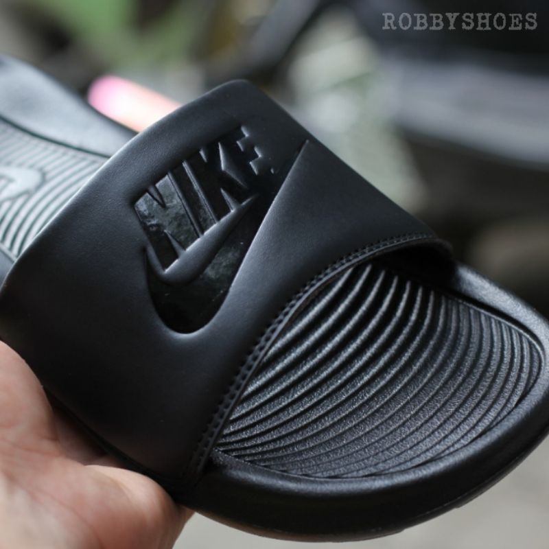 Sandal Nk Victory One Full Black Original / Sandal Nk Victory One / Sandal Slide Pria / Sandal Slide Hitam Polos / Sandal Pria Original / Sendal Nk Victory One