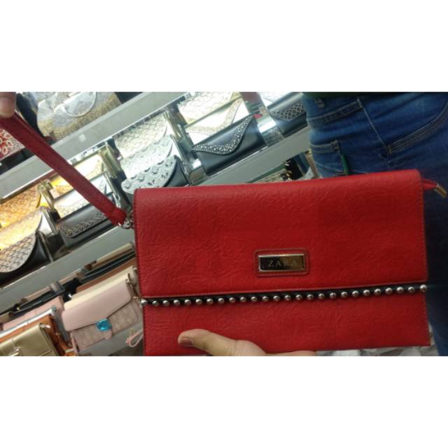 Tas clucth warna merah