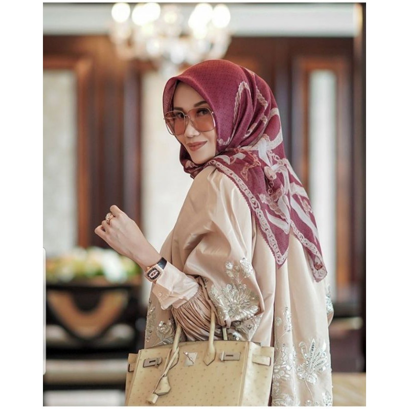 Buttonscarves chain series ruby Ready