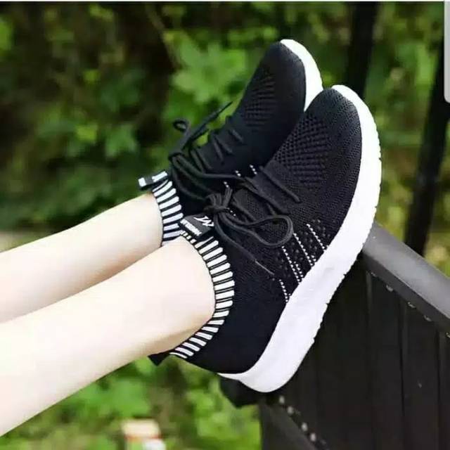 Sepatu sneakers wanita tali 2 warna VENOM BG-821