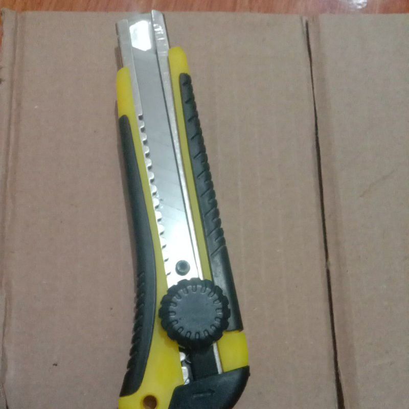 

Pisau cutter/tajam dan praktis