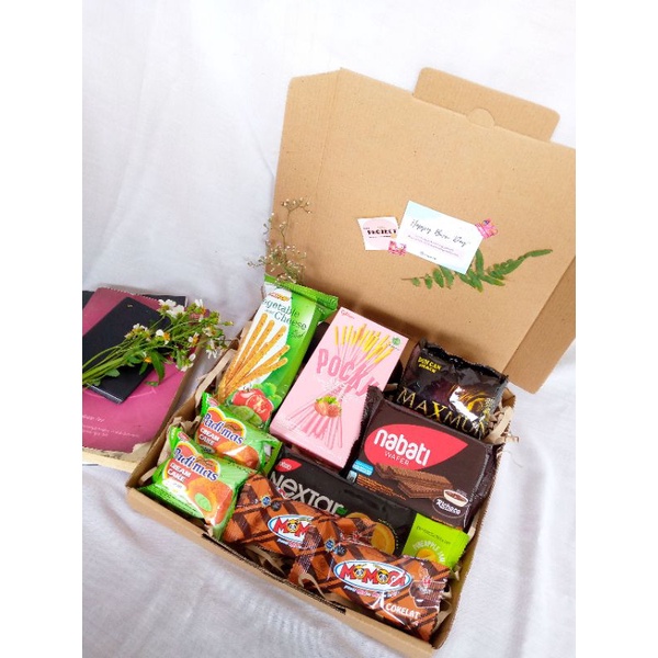 

HAMPERS SNACK RANDOM Termurah | Wisuda |Anniversary| Ulang Tahun, dsb
