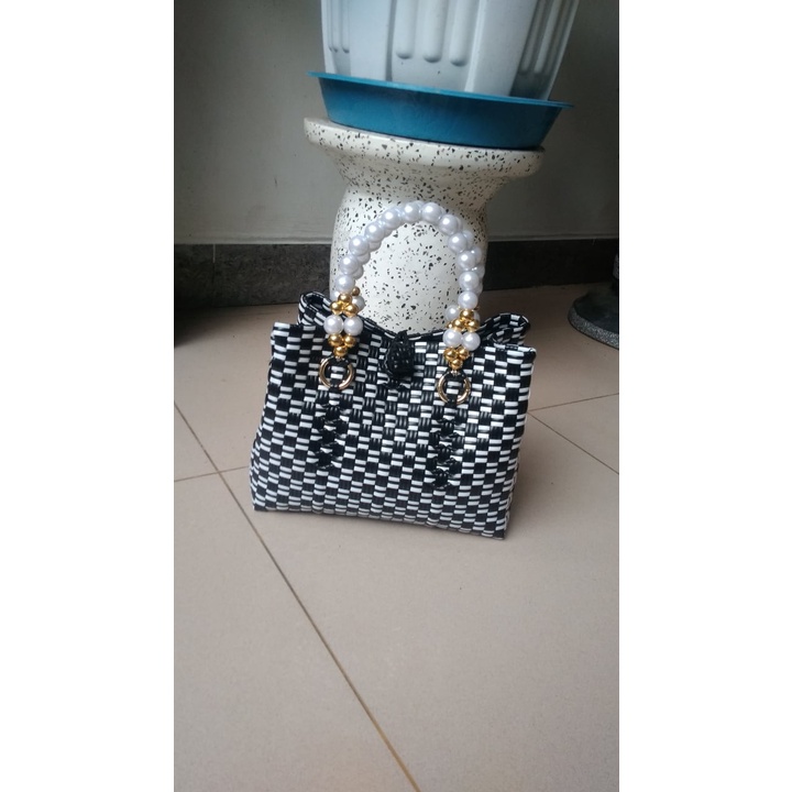 tas anyam jali handle mutiara