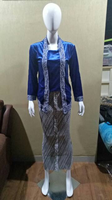 kebaya bludru + rok plisket