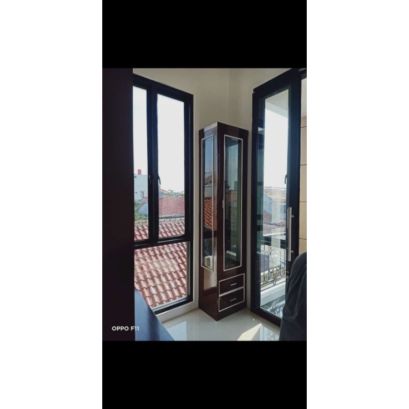 lemari hias kaca minimalis