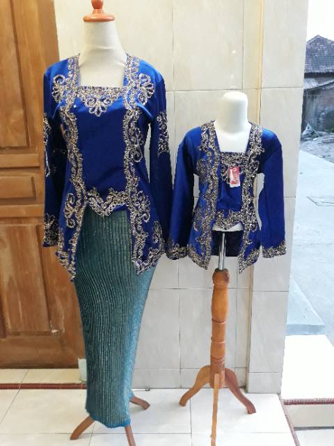 kebaya bludru kelabang