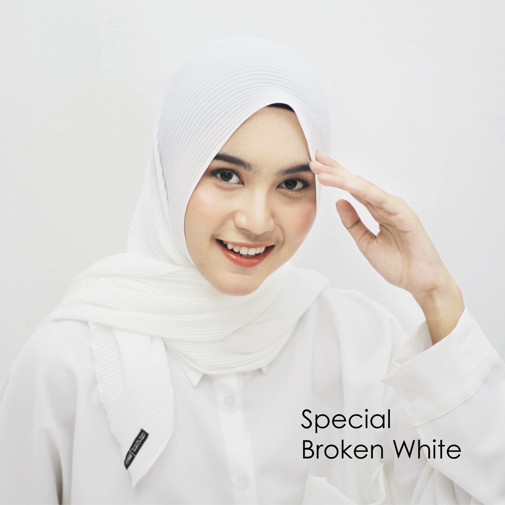 Beli 5 Gratis 1 Pashmina Plisket Cerutty Premium 180 x 75 cm-Broken White