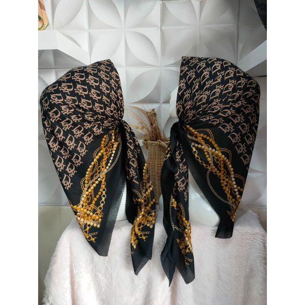 hijab voal segiempat motif dior