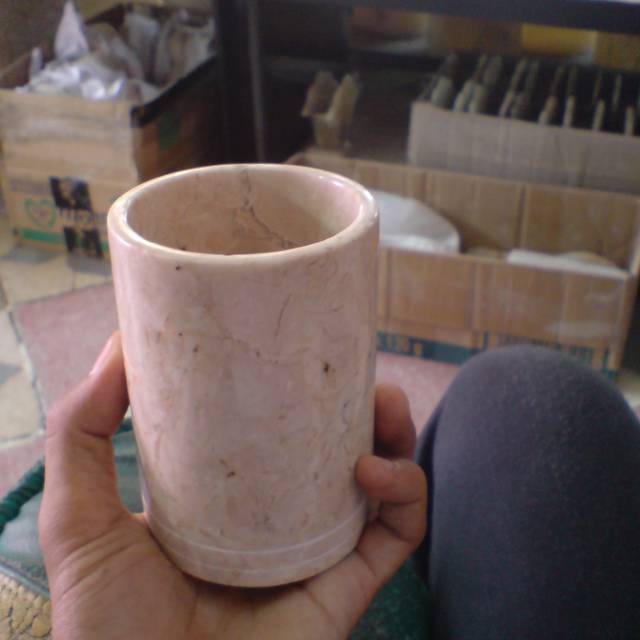 Gelas dekorasi bahan marmer khas Tulungagung