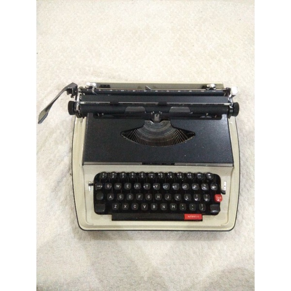 Mesin ketik portable jadul Columbia