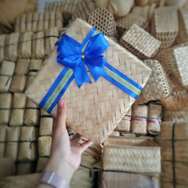 

Besek Box 25cm Plus Pita Dobel|Box|Hampers|Hantaran|Gift|Hadiah|Kado|Sembako|Pesta|Ketring