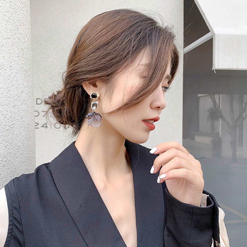 Anting 925 Silver Needle Bentuk Kelopak Bunga Mawar Hitam Bahan Resin Warna Kontras Untuk Wanita