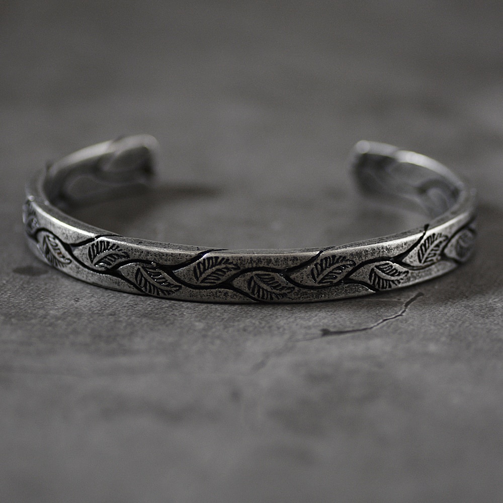 Gelang Model Terbuka Bahan Titanium Stainless Steel Desain Daun Warna Silver Gaya Antikretropunkviking Untuk Pria