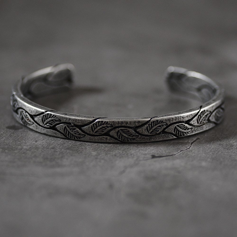 Gelang Model Terbuka Bahan Titanium Stainless Steel Desain Daun Warna Silver Gaya Antikretropunkviking Untuk Pria