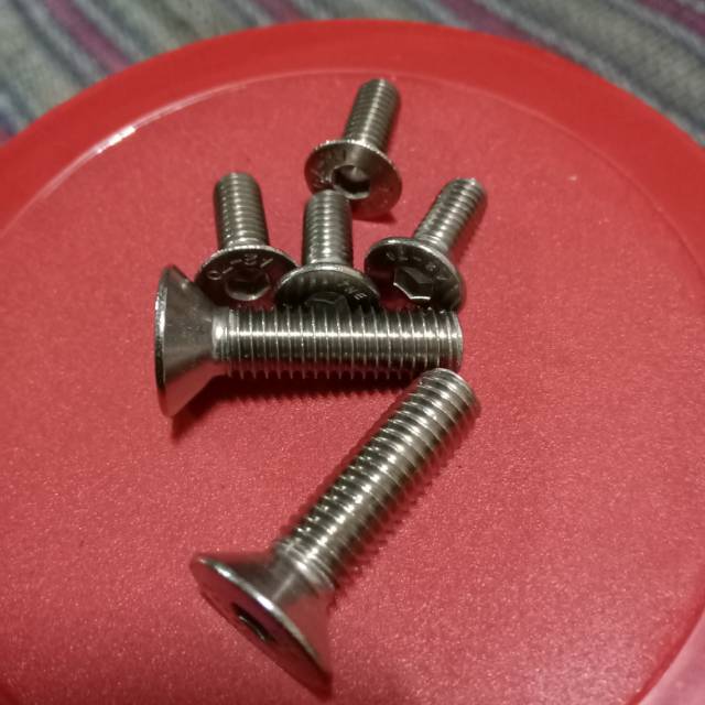 Baut L kupingan CNC model topi