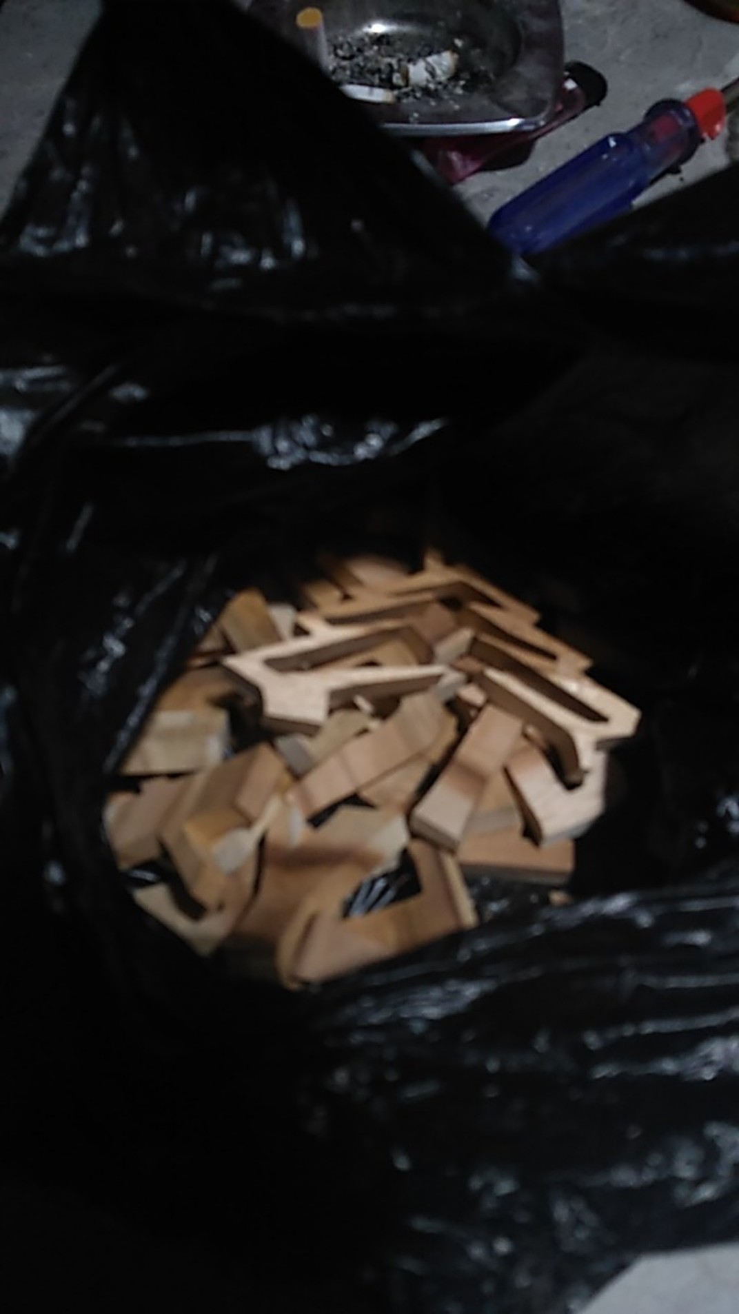 Huruf Unik Dari Kayu Jati