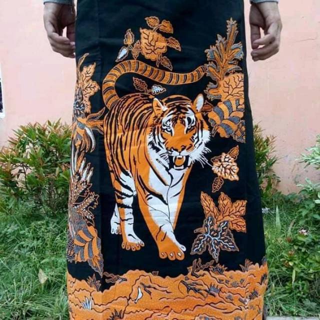 Sarung batik motif karakrer Macan