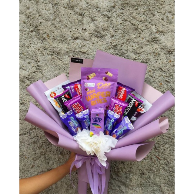BOUQUET SNACK TEMA UNGU HADIAH ULANG TAHUN WISUDA SEMPRO