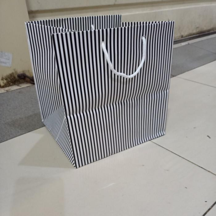 

New Ready Stock !!! Goodie Bag / Paper Bag Nasi Kotak Box 20 Garis Hitam Putih New Isi 12 Pcs