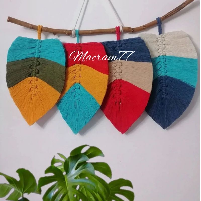 hiasan macrame motif daun warna pelangi.